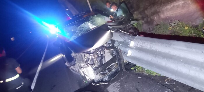 #Fotos | Camioneta acaba incrustada en banda metálica de contención, en la autopista Siglo XXI 