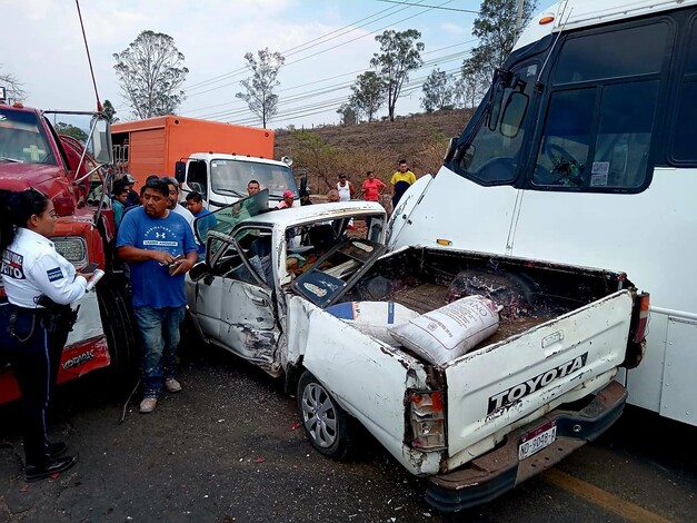 #Fotos | Choque de frente entre camioneta y pipa, deja un lesionado en la carretera a Mil Cumbres