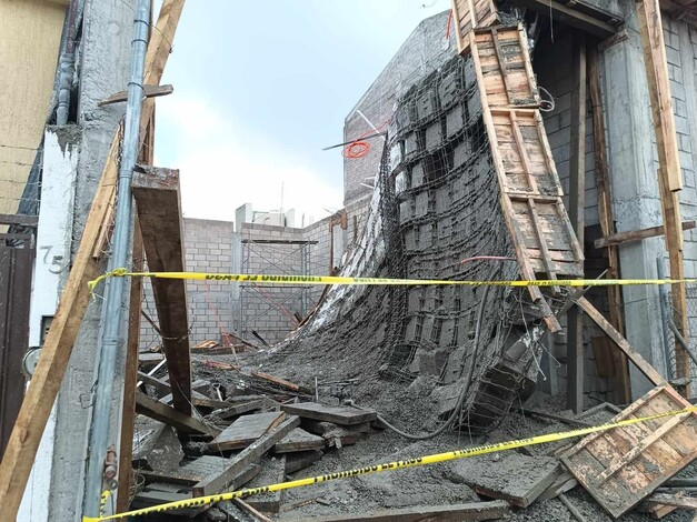 #Fotos | Colapsa cimbra en una construcción en la Mirador del Punhuato; hay 4 heridos