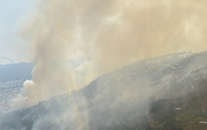 #Fotos | Suman 17 descargas de agua con helibalde para controlar incendio del Cerro de La Cruz