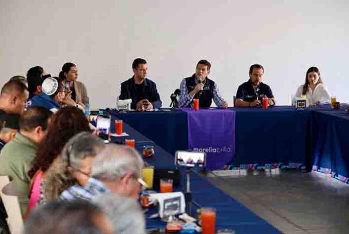 Frente a comunicadores, refrenda Alfonso Martínez su respeto a la libertad de expresión
