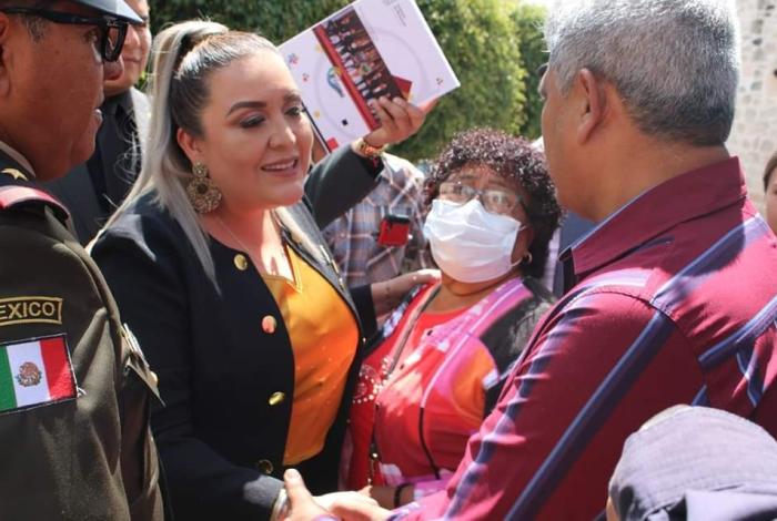 Fuera de peligro, Rosa Elia Milán