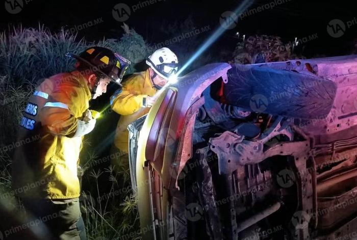 Fuerte ch0que-volcadura deja dos lesi0nados en Atapaneo