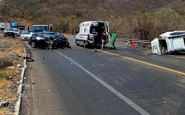 Fuerte choque en la Autopista Siglo XXI deja dos muertos y dos lesionados