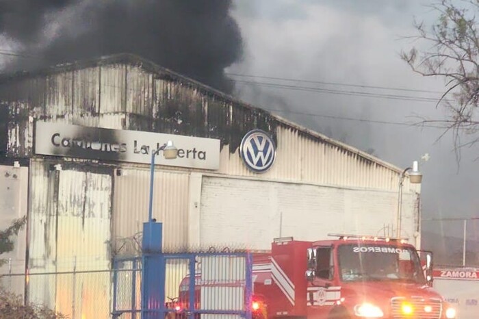 Fuerte incendio se registra en bodega de Volkswagen en Zamora