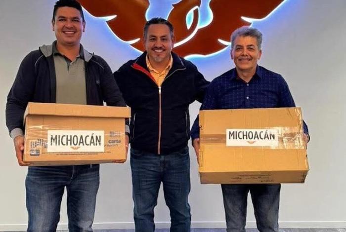 Fuerza Naranja sigue creciendo en Michoacán, Víctor Manríquez entrega primer paquete de afiliaciones en CDMX
