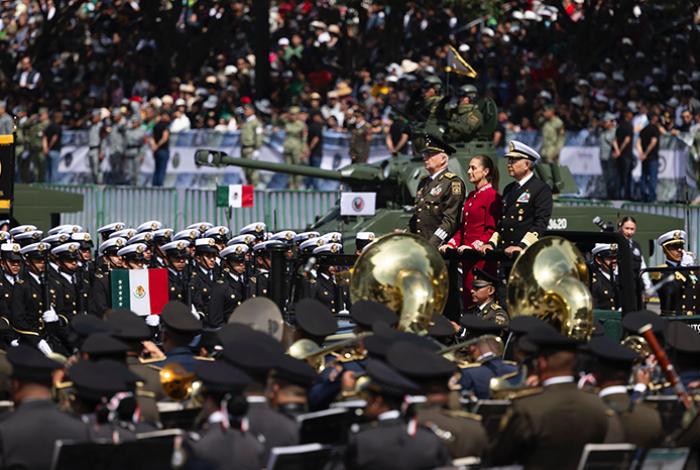 Fuerzas Armadas destacan defensa de la soberanía y presentan drones de largo alcance en desfile militar