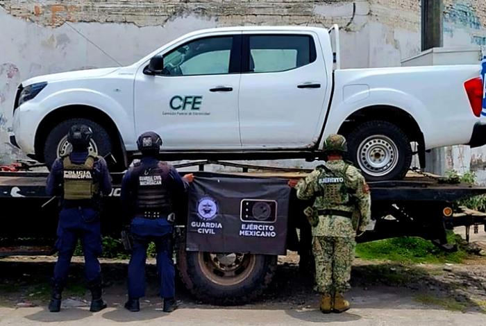 Fuerzas del orden recuperan en Apatzingán camioneta robada a la CFE