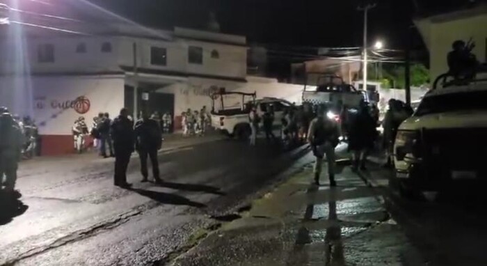 Fuerzas federales aseguran bodega, armas y vehículos en Erongarícuaro