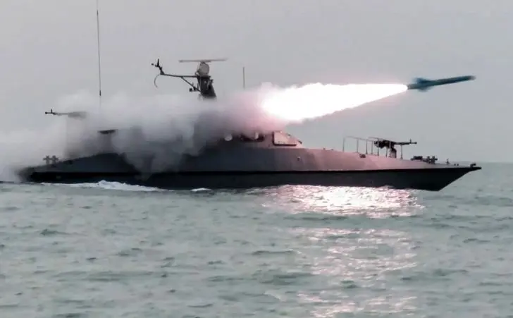 Fuerzas iraníes bloquean parcialmente el estrecho de Ormuz y ejecutan lanzamientos de misiles