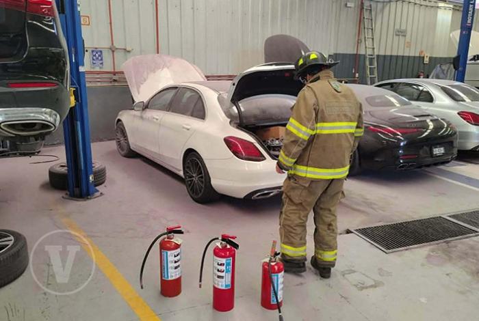 Fuga de gasolina provoca flamazo en taller de agencia automotriz en Morelia