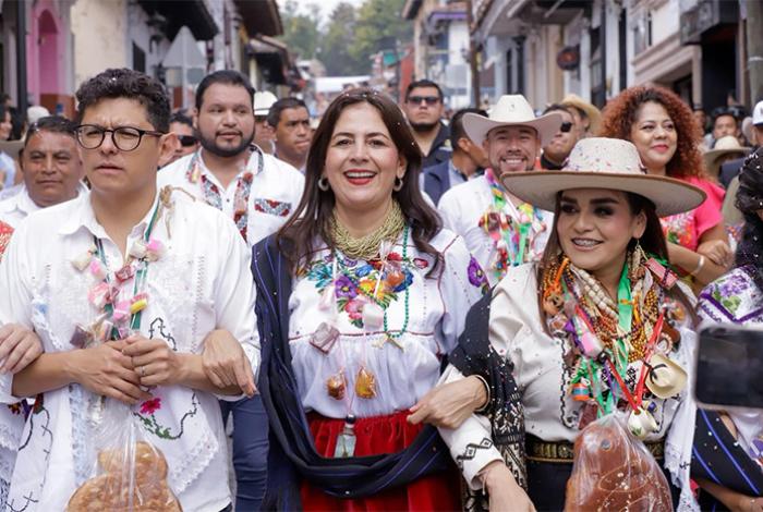 Gaby Molina, de la mano de los artesanos de Uruapan
