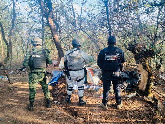 #Galería | Agentes federales y estatales aseguran 6 vehículos robados, un arma y explosivos en Chilchota