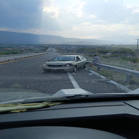 #Galería | Auto choca contra contención en caseta remota de Las Cañas, en la Siglo XXI