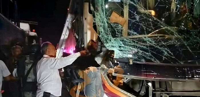 #Galería | Autobús de pasajeros choca por alcance contra camión de carga; hay 12 heridos