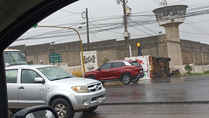 #Galería | Camioneta repartidora de Sabritas vuelca sobre el Boulevard Industrial