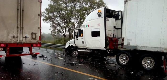 #Galería | Choque entre tráiler y camioneta deja 1 muerto y 1 herido en la Pátzcuaro-Cuitzeo