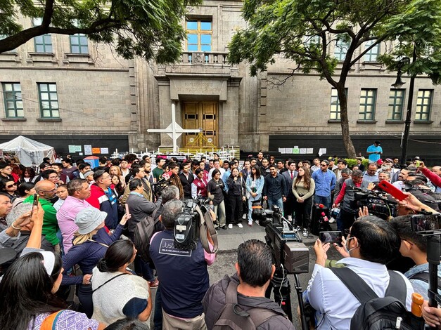 #Galería | Jóvenes Exigen Reforma al Poder Judicial: Clausura Simbólica de la Suprema Corte