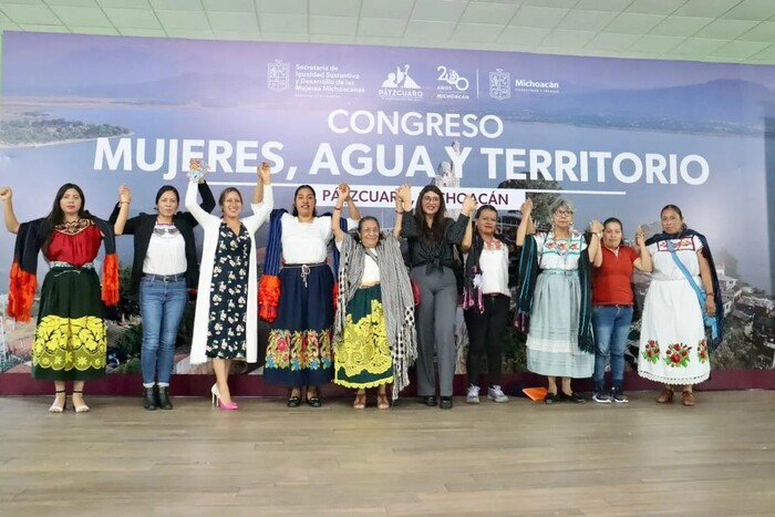 #Galería | Mujeres indígenas exponen trabajo en defensa del lago de Pátzcuaro