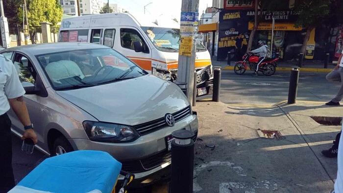 #Galería | Se registra choque entre auto y combi Ruta Naranja en la colonia Félix Ireta de Morelia