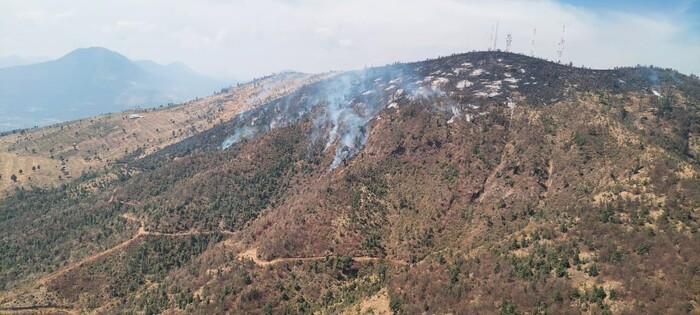 #Galería | Sobrevuelan incendio forestal en Purépero y Zacapu; brigadas atienden por tierra