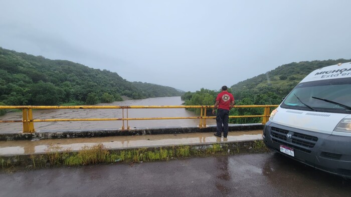 #Galería | Tormenta tropical John tumba árboles y genera derrumbes en Arteaga y Tumbiscatío