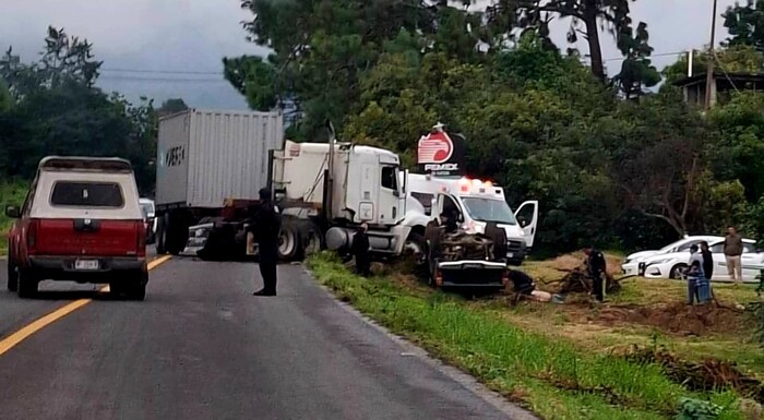 #Galería | Un muerto y dos heridos tras choque de camioneta contra tráiler en Tingambato