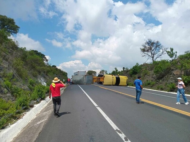 #Galería | Vuelca tractocamión en la autopista Pátzcuaro-Cuitzeo