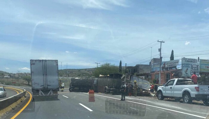 #Galería | Vuelca tráiler sobre la Morelia-Salamanca