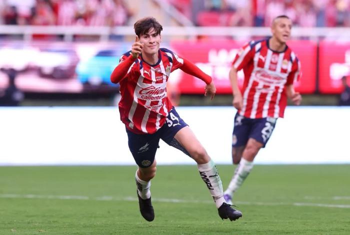 Ganaron las Chivas con doblete de ‘La Hormiga’