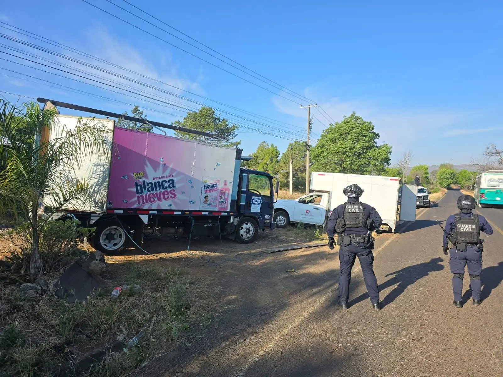 GC recupera dos automotores retenidos por normalistas