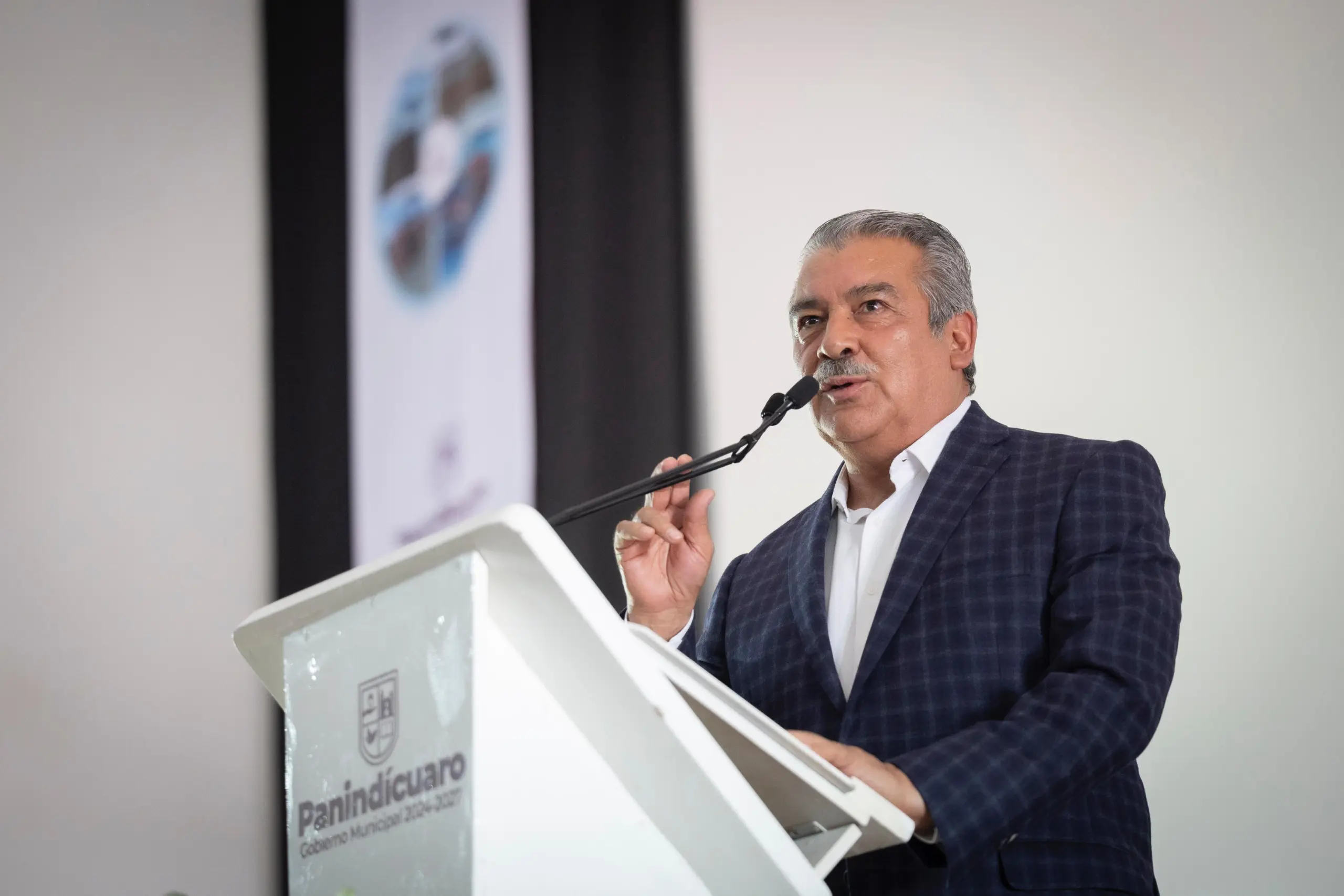 Gestiona Raúl Morón mejores condiciones para municipios de Michoacán 