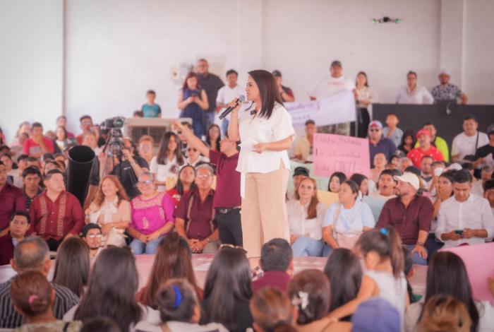 Gladyz Butanda afianza respaldo de Tierra Caliente