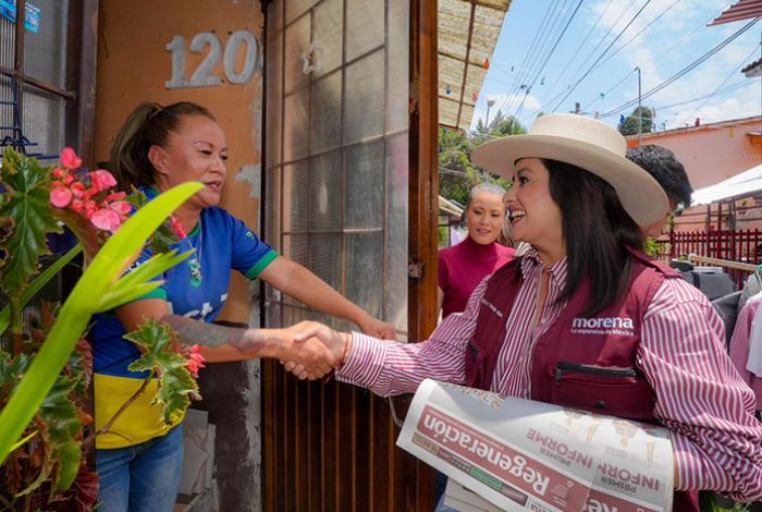 Gladyz Butanda recorre colonias de Pátzcuaro con periódico Regeneración