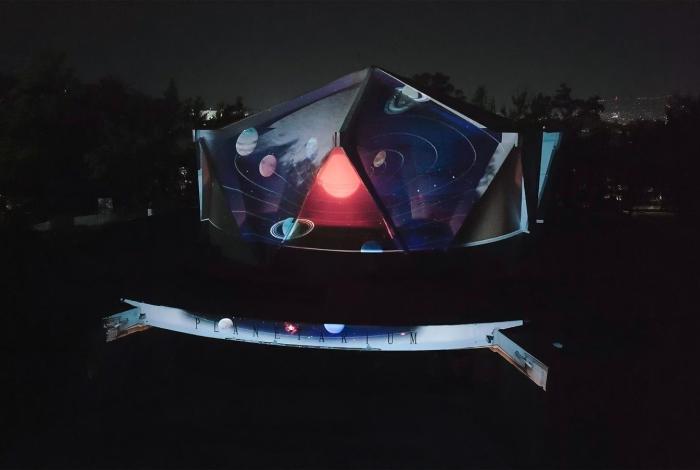 Gladyz Butanda supervisa pruebas para videomapping del Planetario de Morelia