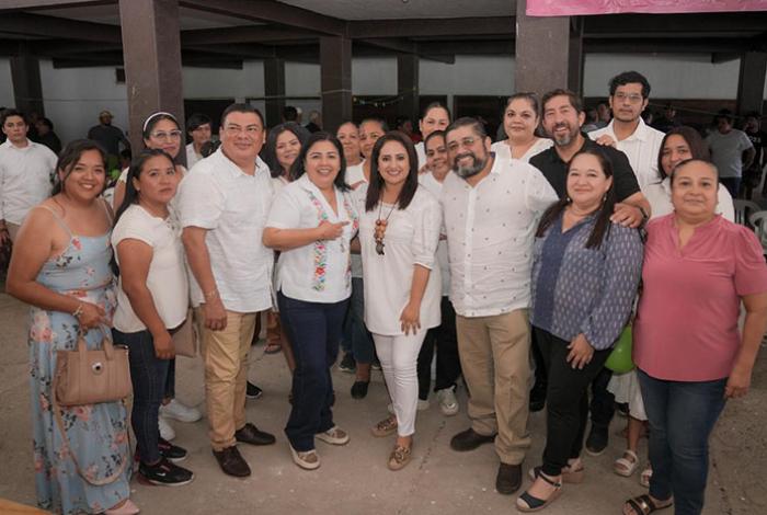 Gladyz Butanda teje alianzas con alcaldes de la Sierra-Costa Nahua