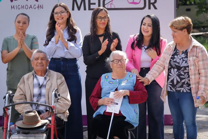 Gladyz Butanda y DIF Michoacán entregan aparatos auditivos a adultos mayores