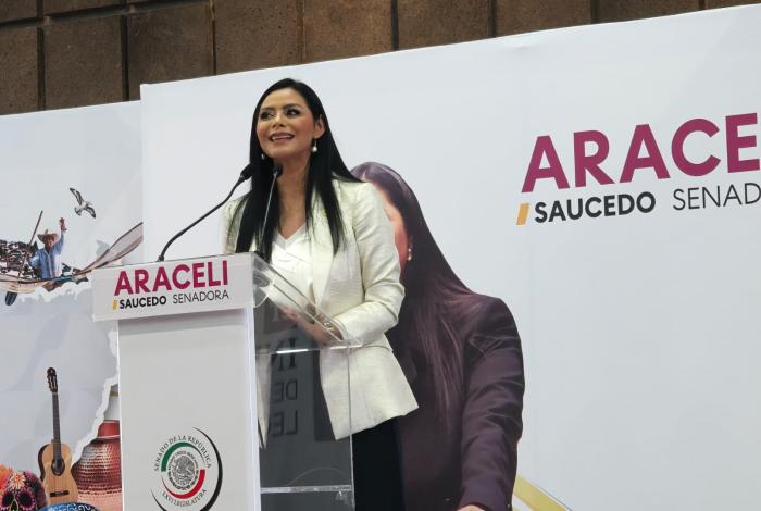 ‘Gobernadora, gobernadora’ gritan a Araceli Saucedo en su informe