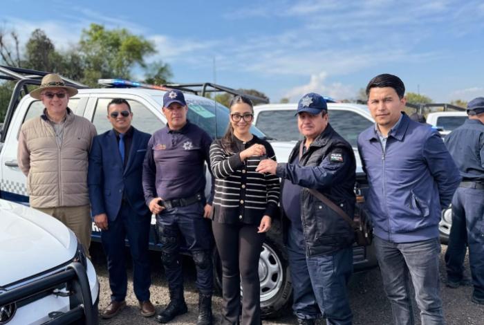 Gobierno de Ario recibe patrulla como parte de la entrega de equipamiento a municipios