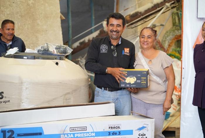Gobierno de Charo entrega a familias apoyos del programa “Mejorando Tu Hogar”