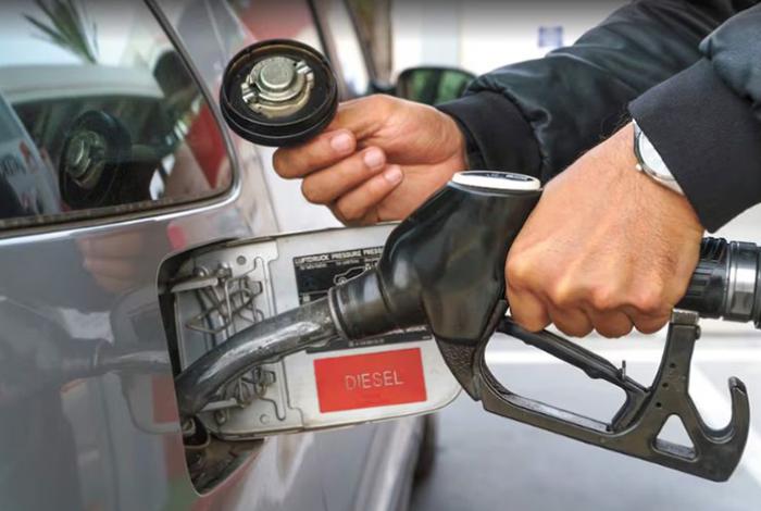 Gobierno de México y empresarios acuerdan un tope de 28 pesos para el diésel