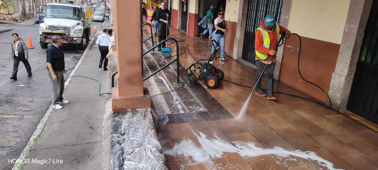 Gobierno de Morelia realiza limpieza integral del Mercado Nicolás Bravo