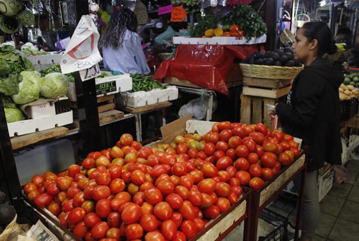 Gobierno firma acuerdo con empresarios para frenar alza en precio del jitomate