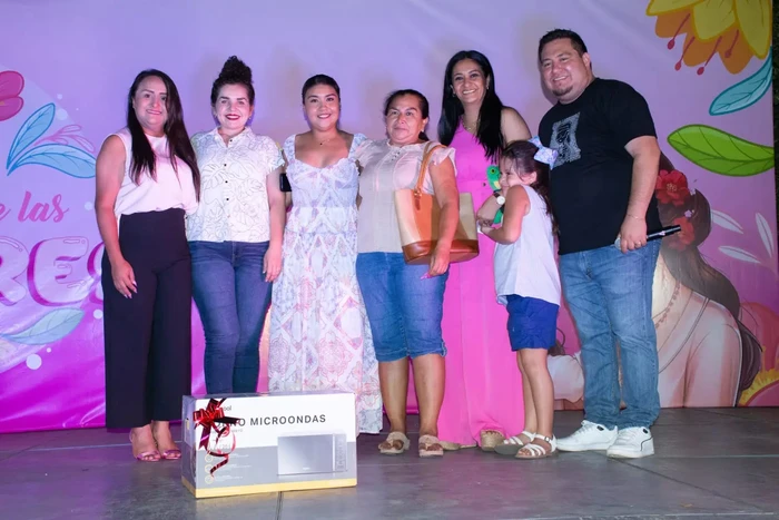 Gobierno Municipal Celebra con Gran Éxito el Día de las Madres en la Pérgola Municipal