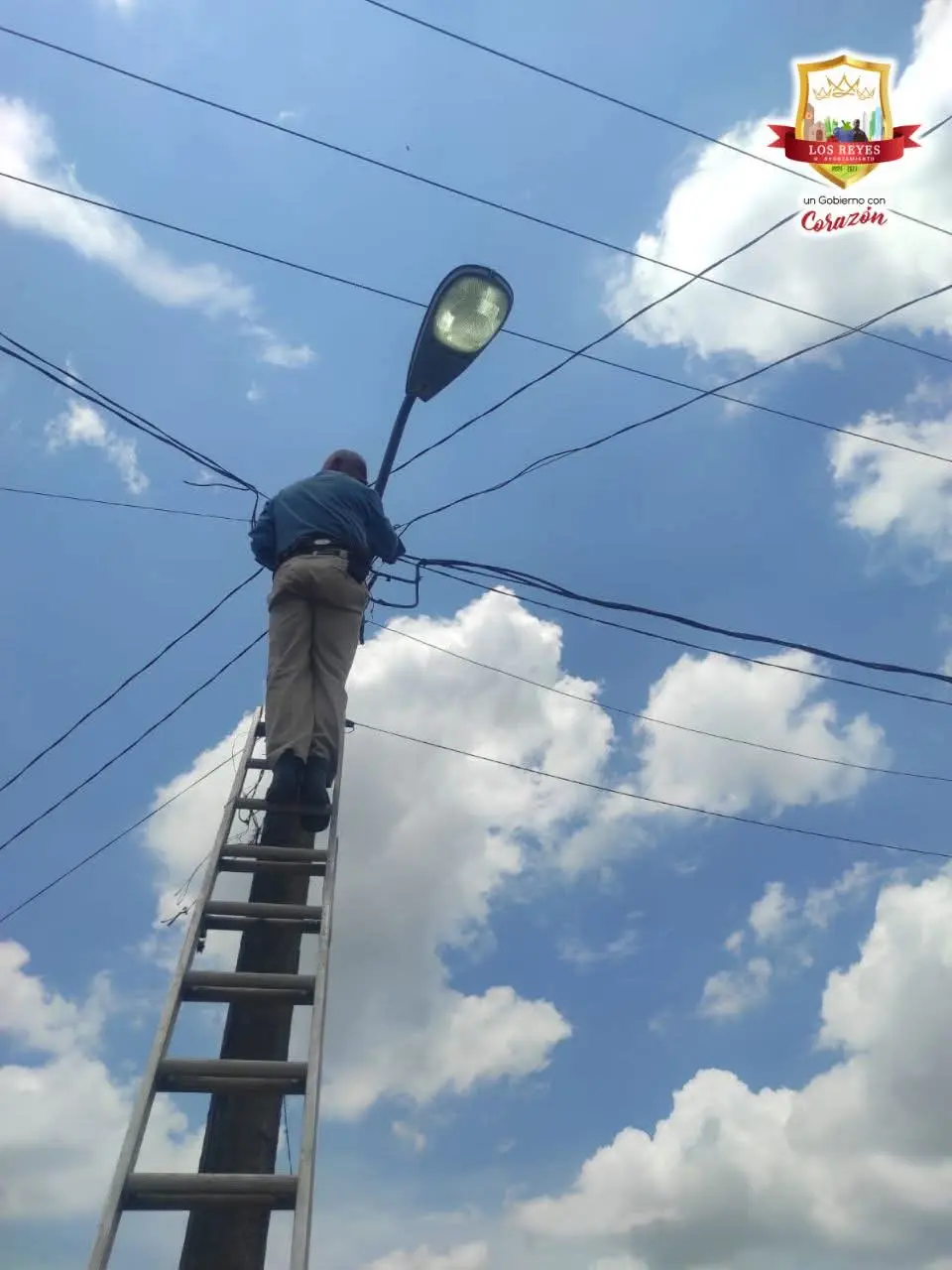 Gobierno Municipal de Los Reyes ilumina comunidades con nueva luminaria en Oruscato y San Antonio