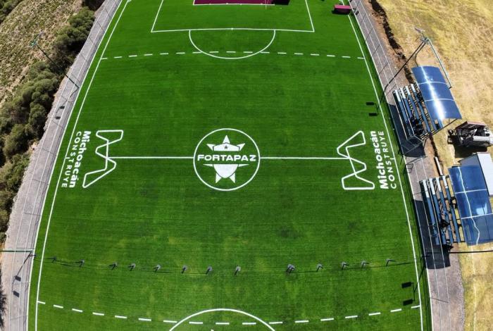 Goles para combatir la violencia en autogobierno de San Felipe de los Herreros; inaugura Bedolla cancha de futbol 7