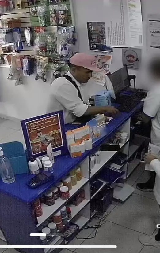 Golpea a empleada de farmacia para robarla en el centro de Morelia