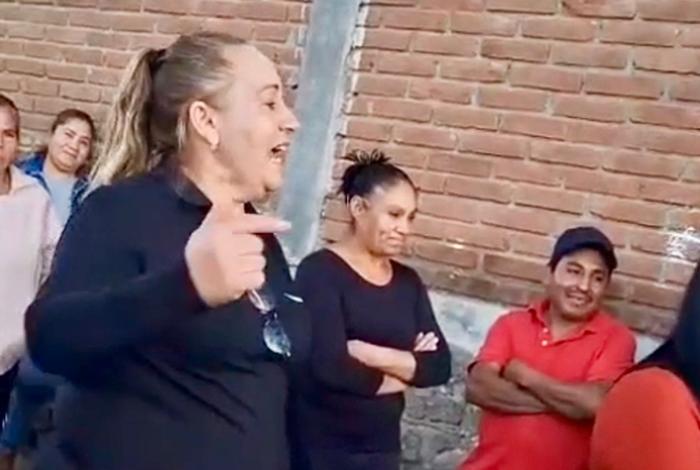 Graban a excandidata a jefa de Tenencia de San Miguel del Monte, Morelia, en actitud agresiva hacia habitantes