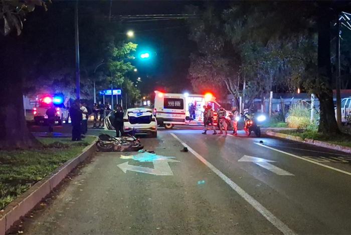 Graves dos motociclistas tras chocar contra un vehículo en la colonia Morelos de Uruapan
