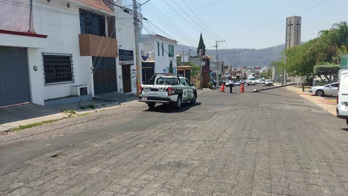 Grúa derriba postes de cableado telefónico y telecable en Morelia